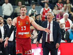 andreas obst fc bayern basketball 13 mit svetislav pesic fc bayern basketball chef trainer coach ger fc bayern basketball vs hapoel tel aviv basketball euroleague 18 spieltag saison 2025 2026 23 12