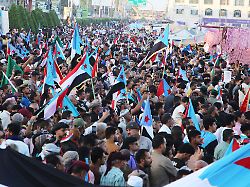 anhaenger des sogenannten suedlichen uebergangsrats stc einer koalition separatistischer gruppen die den staat suedjemen wiederherstellen wollen halten suedjemenitische flaggen waehrend einer kundgebung