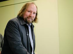 anton hofreiter die gruenen gibt am sonntag den 23 februar 2025 seine stimme zur bundestagswahl 2025 im wahllokal in unterhaching oberbayern ab