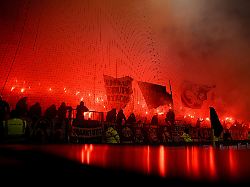 auch im auswaertsspiel gegen den fc st pauli zuendeten anhaenger von eintracht frankfurt pyrotechnik