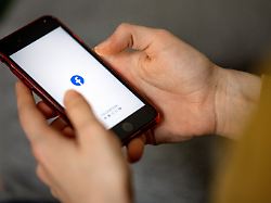 auf dem bildschirm eines smartphones sieht man das logo der app facebook das us amerikanische unternehmen facebook gibt am 28 04 2021 zahlen fuer das 1 quartal bekannt