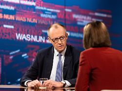 auf diesem vom zdf zur verfuegung gestellten handout sprechen anne gellinek l r bundeskanzler friedrich merz cdu und bettina schausten miteinander in der zdf sendung mit dem titel was nun herr merz