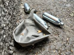 auf einer strasse liegen mehrere gaspatronen und ein luftballon zu dpa das bringt das verbot fuer lachgas und k o