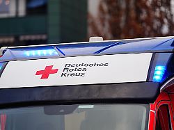 aufschrift deutsches rotes kreuz auf rettungswagen mit blaulicht symbolfoto blaulicht 24 11