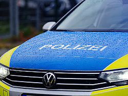 aufschrift polizei auf polizeiauto symbolfoto blaulicht 09 12