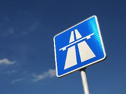 autobahnschild an der autobahnauffahrt bei memmingen memmingen bayern deutschland 07 08