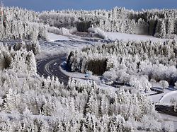 autos fahren auf der in der winterlichen landschaft gelegenen autobahn 7 a7