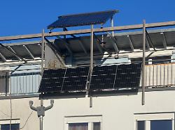 balkonkarftwerk am gelaender von einem balkon an einer wohnung photovoltaikanlage