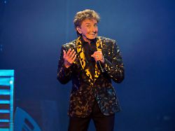 barry manilow performs on saturday july 27 2024 in chicago