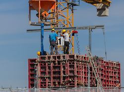 bauarbeiter arbeiten an einem rohbau fuer eigentumswohnungen im stadtteil ehrenfeld die zahl der baugenehmigungen ist leicht angestiegen