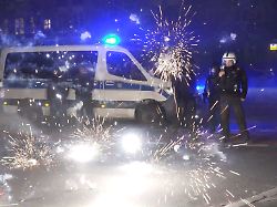 bei der silvesternacht in berlin kommt es immer wieder zu umfangreichen polizeieinsaetzen