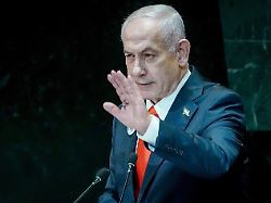 benjamin netanjahu ministerpraesident von israel winkt nach seiner rede bei der generaldebatte der un vollversammlung