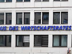 berlin deutschland 10 april 2021 schriftzug an fassade vom haus des wirtschaftsrat der cdu e v