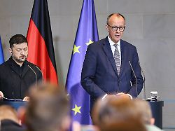 berlin deutschland bundeskanzleramt besuch des ukrainischen praesidenten wolodymyr selenskyj und bundeskanzler friedrich merz cdu in einer gemeinsamen pressekonferenz