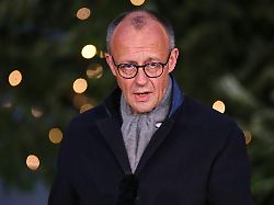 berlin deutschland bundeskanzleramt bildtermin bei der uebergabe des weihnachtsbaumes fuer das bundeskanzleramt bundeskanzler friedrich merz cdu haelt eine rede bei der uebergabe der nordmann tanne
