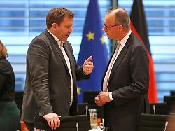 berlin deutschland bundeskanzleramt ministerpraesidentenkonferenz bundesminister der finanzen lars klingbeil spd und bundeskanzler friedrich merz cdu