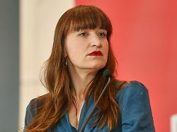 berlin deutschland deutscher bundestag linke fraktionssitzung heidi reichinnek linke gibt ein pressestatement