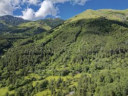 bewaldeter hang und darueber die baumgrenze in der berglandschaft im nationalpark gran sasso und monti della laga in den abruzzen