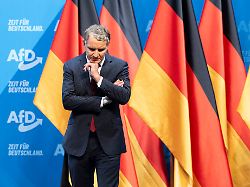 bjoern hoecke afd fraktionsvorsitzender in thueringen steht auf dem bundesparteitag seiner partei auf der buehne in riesa will die afd ihr wahlprogramm beschliessen