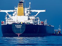 blick auf den tanker eventin vor der kueste der insel ruegen