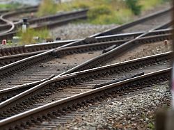 blick auf die bahngleise am bahnhof stralsund