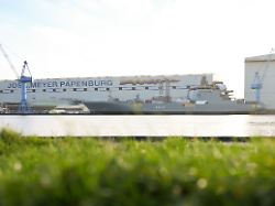 blick auf die meyer werft bei sonnenschein