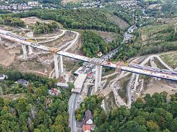 blick auf die talbruecke rahmede der autobahn 45 a45 bei luedenscheid luftaufnahme mit einer drohne