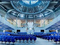 blick in den plenarsaal des bundestags vor beginn der fraktionssitzung im bundestag in der entscheidenden abstimmung im rentenstreit braucht die regierungskoalition eine mehrheit