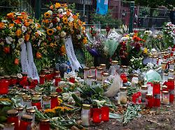 blumen gestecke und beileidsbekundungen sind am tatort hinterlegt wo ein 34jaehriger polizist erschossen wurde