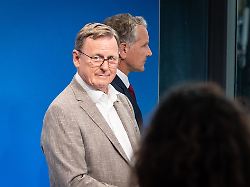 bodo ramelow mit bjoern hoecke am wahlabend im thueringer landtag zdf wahlstudio im plenarsaal