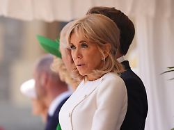 brigitte macron steht bei der feierlichen begruessung anlaesslich des staatsbesuchs in schloss windsor