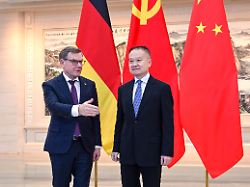 bundesaussenminister johann wadephul l cdu wird von liu haixing leiter der internationalen abteilung des zentralkomitees der kommunistischen partei chinas begruesst