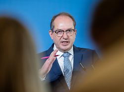 bundesinnenminister alexander dobrindt csu spricht bei einem pressestatement nach der sitzung des bundeskabinetts im kanzleramt