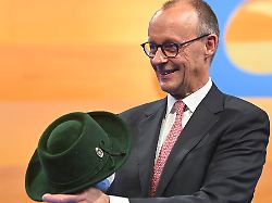 bundeskanzler friedrich merz cdu bekommt von markus soeder ministerpraesident bayern und csu vorsitzender einen trachtenhut geschenkt csu parteitag 2025 am 12 und 13 12