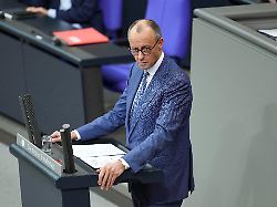 bundeskanzler friedrich merz cdu im portrait am rednerpult bei der abgabe seiner regierungserklaerung zum europaeischen rat der 49 sitzung des deutschen bundestag in berlin 17 12