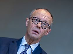 bundeskanzler friedrich merz cdu nimmt an einer pressekonferenz im kanzleramt teil in berlin finden beratungen zu einem moeglichen frieden in der ukraine statt