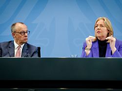 bundeskanzler friedrich merz cdu und baerbel bas spd bundesministerin fuer arbeit und soziales und spd parteivorsitzende geben eine pressekonferenz nach dem koalitionsausschuss im bundeskanzleramt