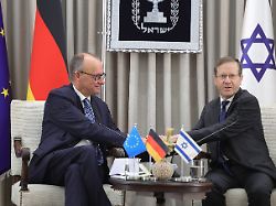 bundeskanzler friedrich merz l und israels staatspraesident isaac herzog waehrend ihres treffens in der residenz des staatspraesidenten in jerusalem