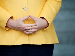 bundeskanzlerin angela merkel cdu faltet die haende beim g20 compact with africa cwa treffen