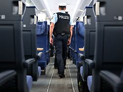 bundespolizisten gehen durch einen ice der deutschen bahn in bochum kam es zu einem zwischenfall bei dem eine zugbegleiterin von einem fussballfan belaestigt worden sein soll