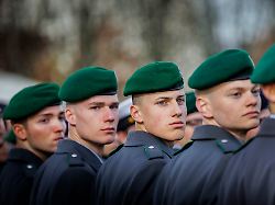 bundeswehrsoldaten beim feierlichen geloebnis anlaesslich 70 jahre bundeswehr in berlin 12 11 2025