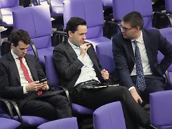 carl philipp sassenrath l r johannes winkel und sebastian schmidt mitglieder der jungen gruppe der union sitzen in der debatte zum bundeshaushalt im bundestag