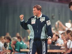 coach lothar doering mit geballter faust am spielfeldrand coach lothar doering with concentrated fist at field edge