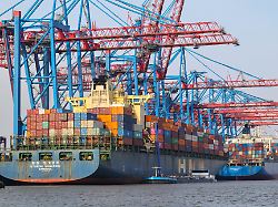 containerschiffe werden am containerterminal tollerort der hamburger hafen und logistik ag hhla be und entladen