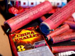 deu deutschland brandenburg illustrartion 29 12 2022 symbolfoto feuerwerk ein sortiment verschiedener feuerwerkskoerper illustration feuerwerksverkauf