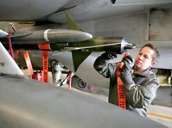deutschland jagel 13 03 2007 aufklaerungsgeschwader 51 immelmann in jagel mit 6 tornados zum einsatz nach afghanistan arbeiten an einer sidewinder rakete des tornado