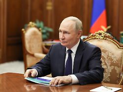 dieses foto wird von der russischen staatsagentur tass zur verfuegung gestellt russia moscow december 29 2025 russia s president vladimir putin during a meeting with moscow region governor vorobyev