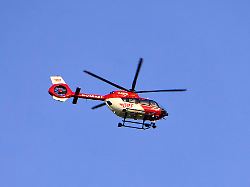 drf luftrettung deutsche rettungsflugwacht hubschrauber in der luft bei einem notfalleinsatz untersicht