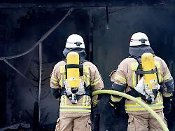 damit es gar nicht erst zu einem brand kommt offenes feuer nie unbeaufsichtigt lassen und elektrogeraete nicht laden waehrend man schlaeft