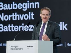 daniel guenther cdu ministerpraesident von schleswig holstein spricht vor baubeginn der northvolt fabrik